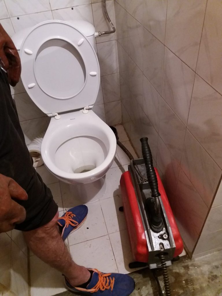 отпушване на тоалетна в домашни условия