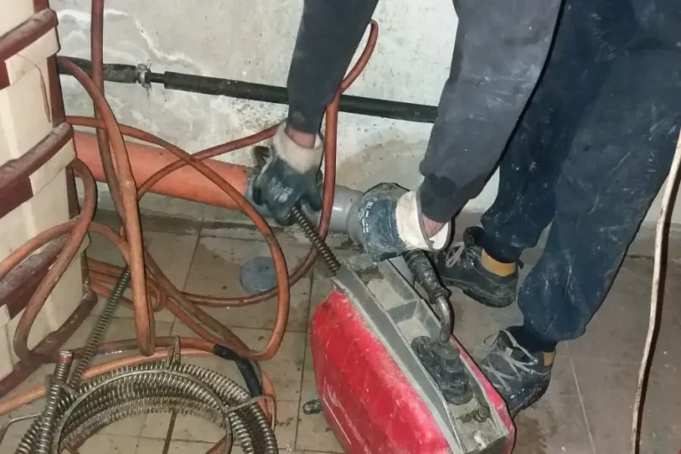 Отпушване на подов сифон с машина